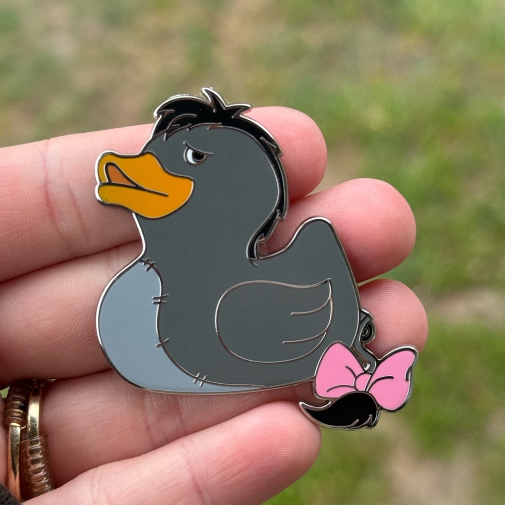 NEW Disney ducks series 2 Eeyore pin